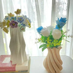 vase moderne blanc rayures fines porcelaine table arrangement floral accessoire maison minimaliste