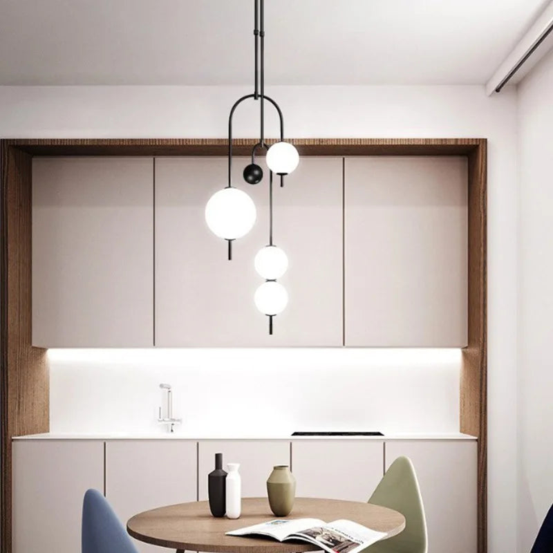 suspension lumineuse moderne sphères translucides structure métallique noir blanc