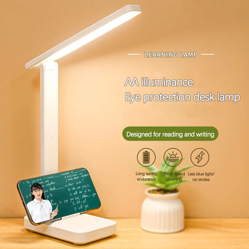 Lampe de bureau LED pliante en action avec livre