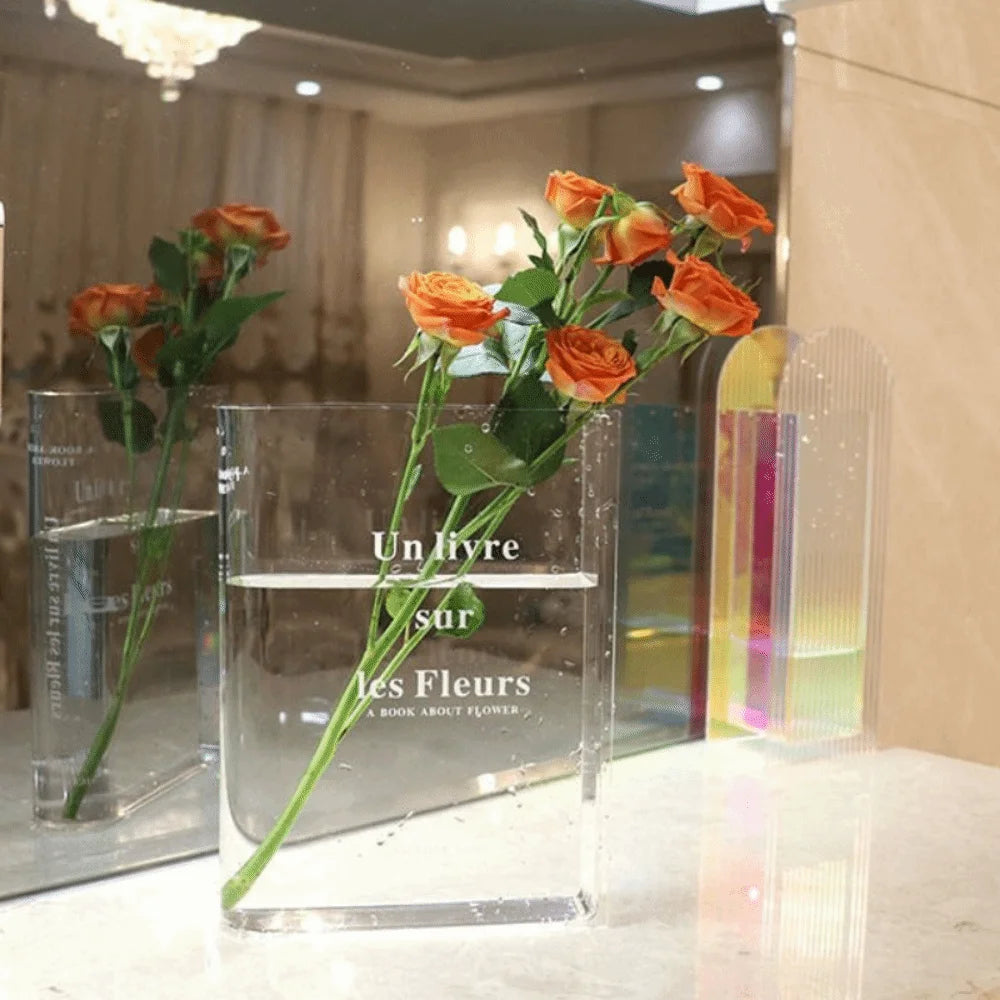vase transparent moderne texte livre fleurs variées décoration intérieure minimaliste