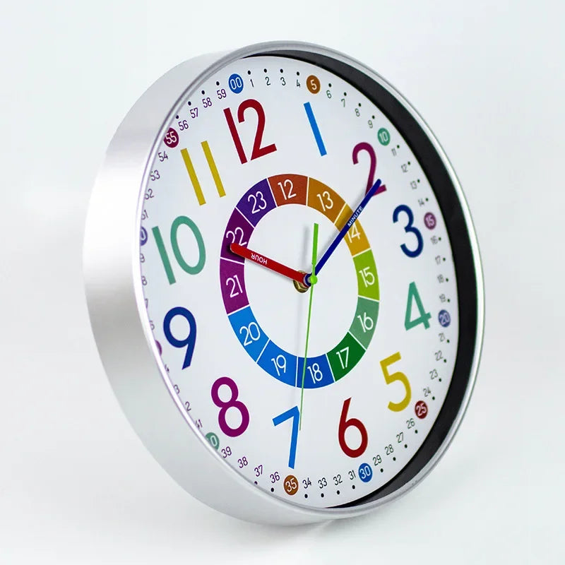 horloge murale moderne enfants chiffres colorés fond blanc cadre argenté silencieuse salon chambre