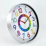 horloge murale moderne enfants chiffres colorés fond blanc cadre argenté silencieuse salon chambre