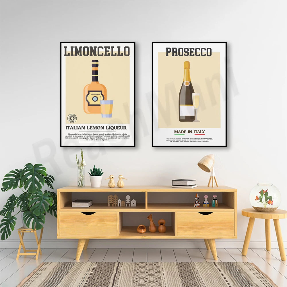 Deux affiches encadrées décorent le meuble d'une pièce avec des objets décoratifs et une plante verte, mettant en valeur les boissons italiennes Limoncello et Prosecco.