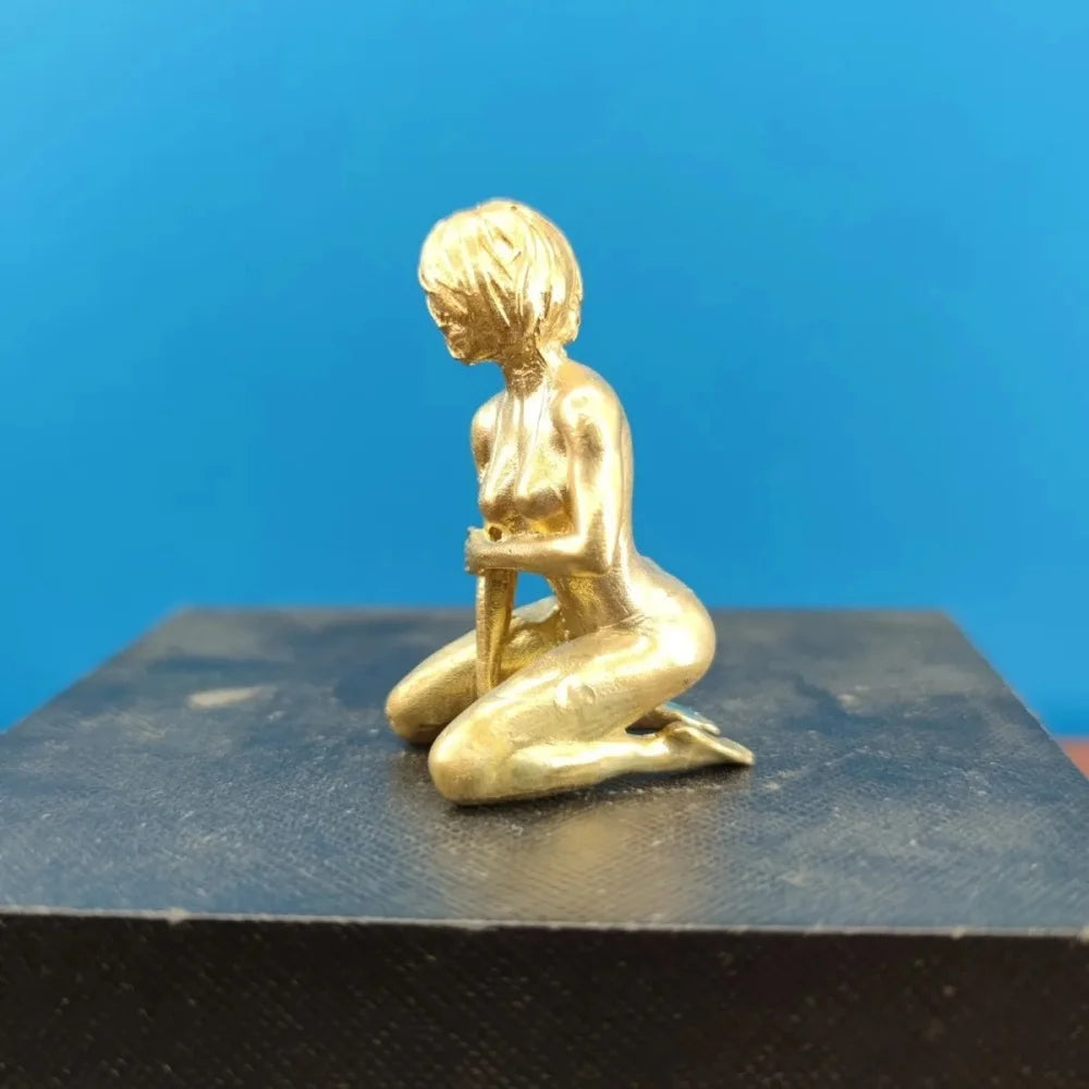 figurine humaine or accroupie sculpture décorative maison collection ornement métal vintage