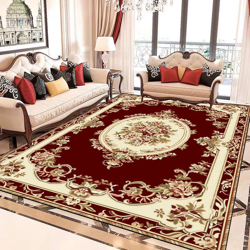 Ce tapis oriental élégant et décoratif avec ses motifs floraux et dorés s'harmonise parfaitement avec les meubles vintage de cette pièce luxueuse.