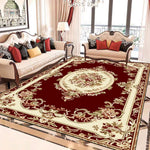 Ce tapis oriental élégant et décoratif avec ses motifs floraux et dorés s'harmonise parfaitement avec les meubles vintage de cette pièce luxueuse.