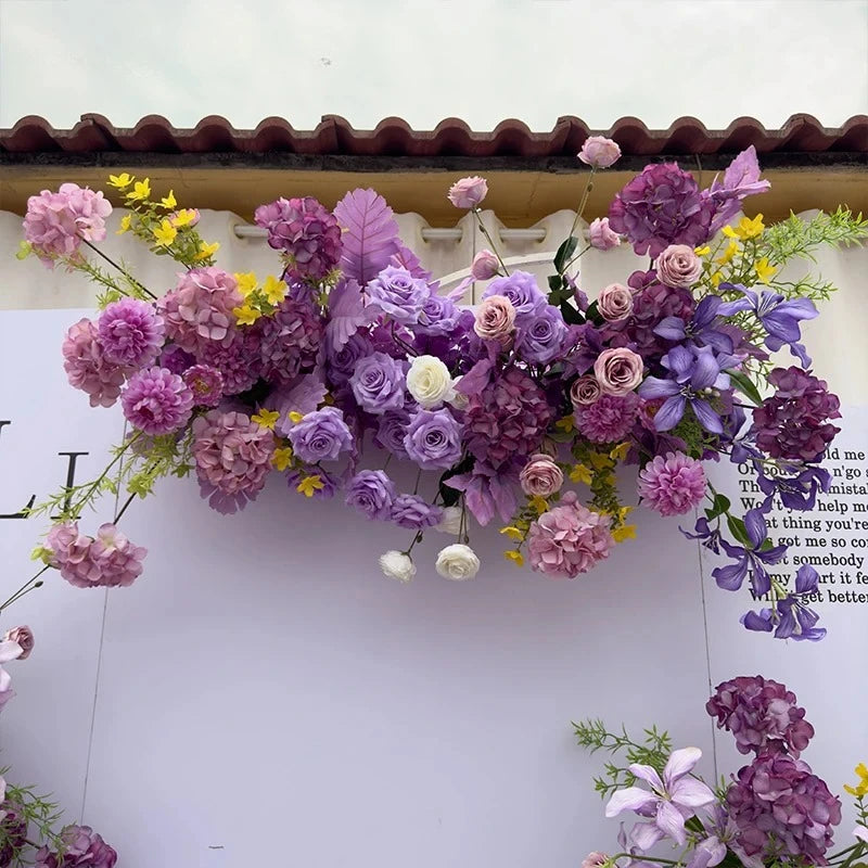 décoration événement extérieur mariage anniversaire roses fleurs variées feuillage dense tissu rouge romantique élégant