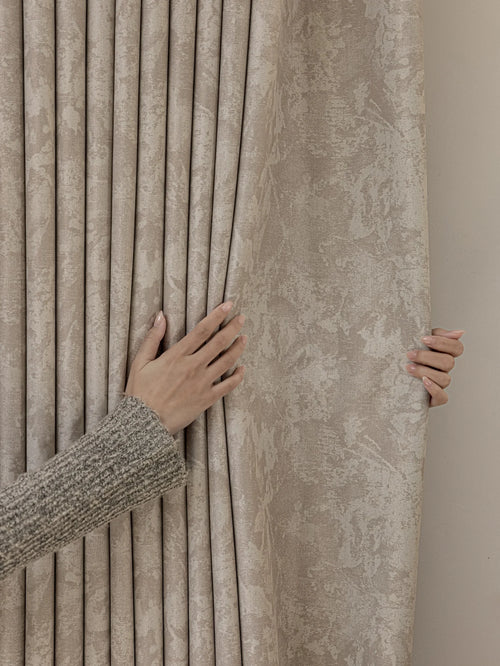 rideau beige clair velours motifs floraux classique opacité chambre coucher texture douce fleuri vintage