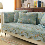 Un canapé douillet avec un motif floral coloré et un design rétro crée une ambiance chaleureuse et confortable dans cette pièce.