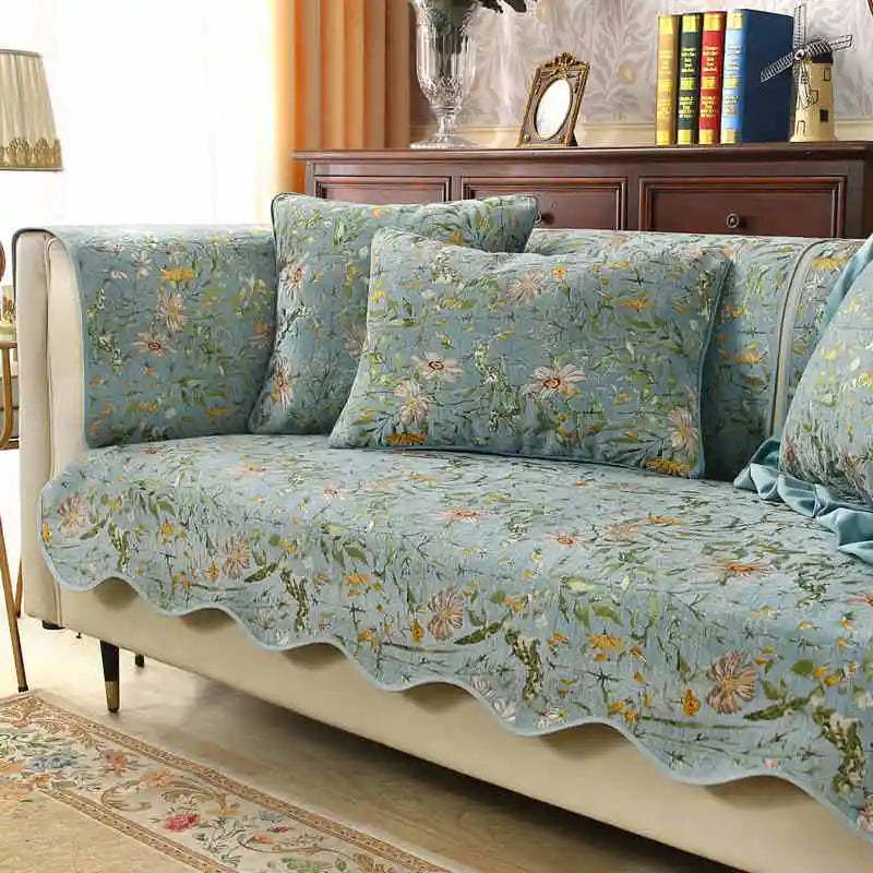 Un canapé douillet avec un motif floral coloré et un design rétro crée une ambiance chaleureuse et confortable dans cette pièce.