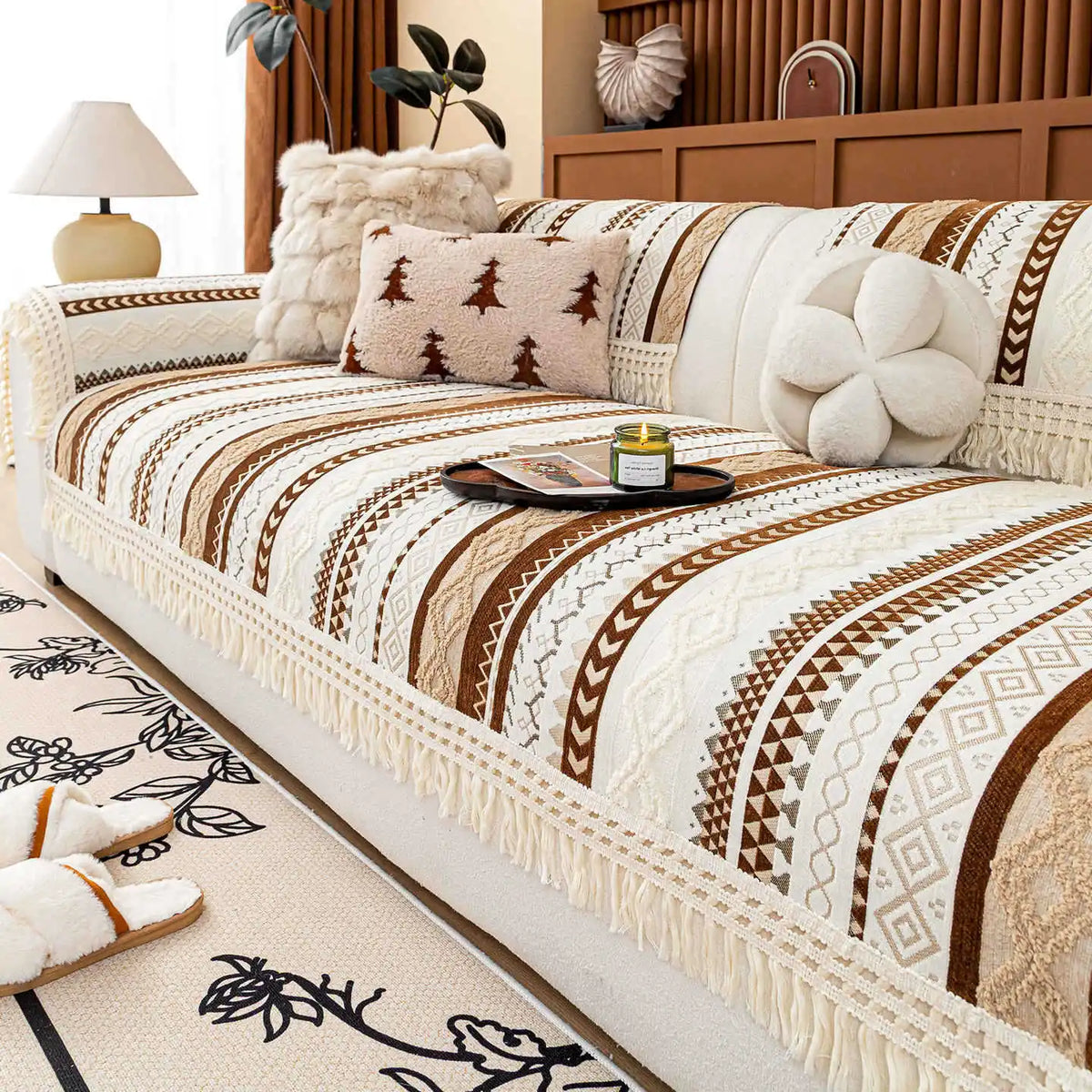 Un lit confortable avec une couverture et des oreillers ornés de motifs ethniques chauds et accueillants, créant une ambiance chaleureuse et cocooning dans la chambre.