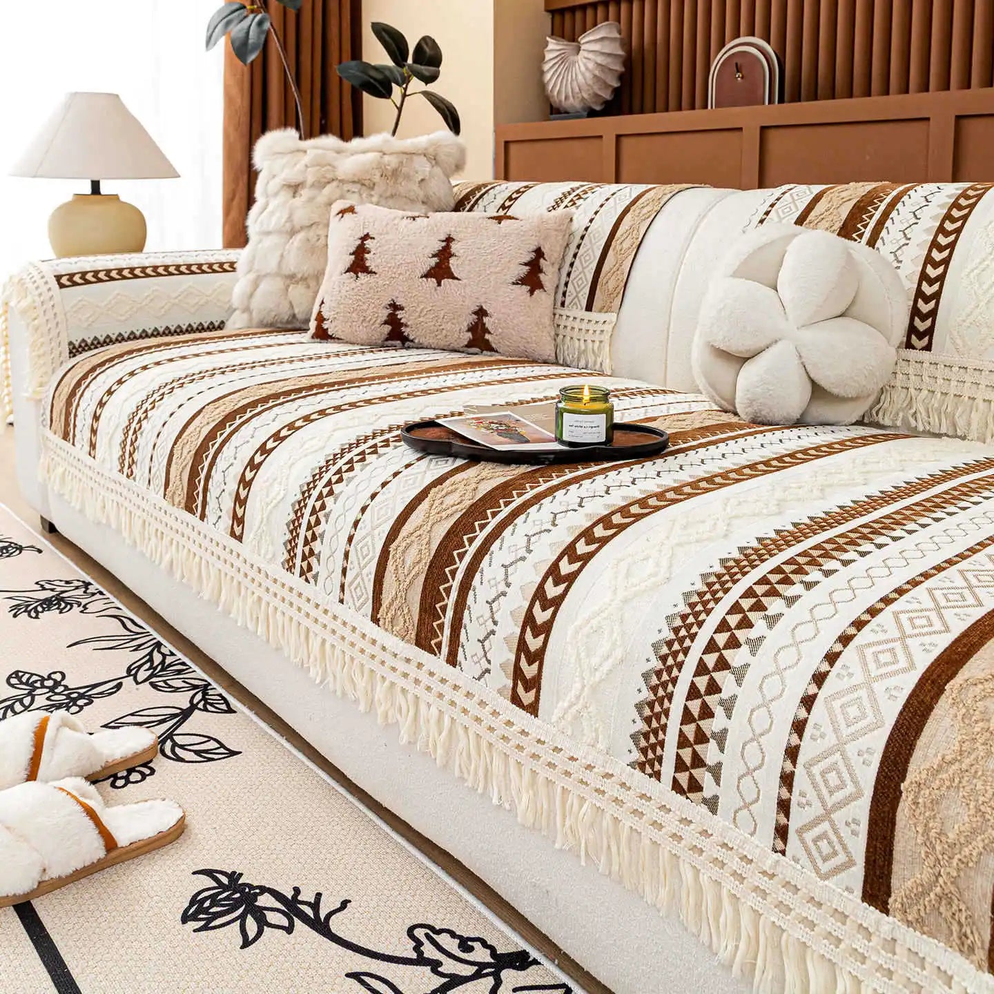 Un lit confortable avec une couverture et des oreillers ornés de motifs ethniques chauds et accueillants, créant une ambiance chaleureuse et cocooning dans la chambre.