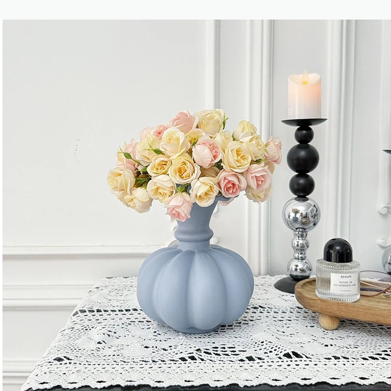 vase moderne transparent motifs floraux blanc rose bleu violet élégant décoration table arrangement floral