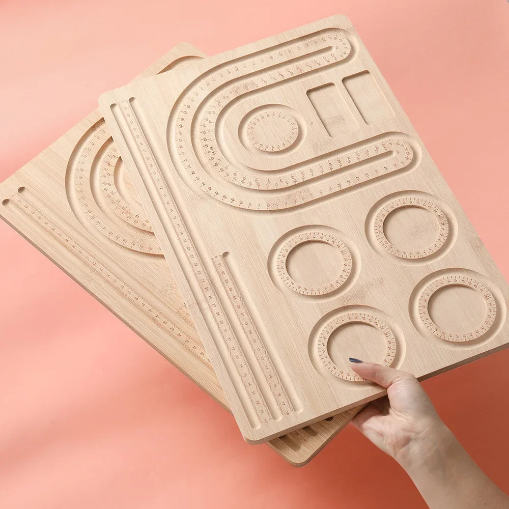 Plateau en bois dans un intérieur créatif moderne