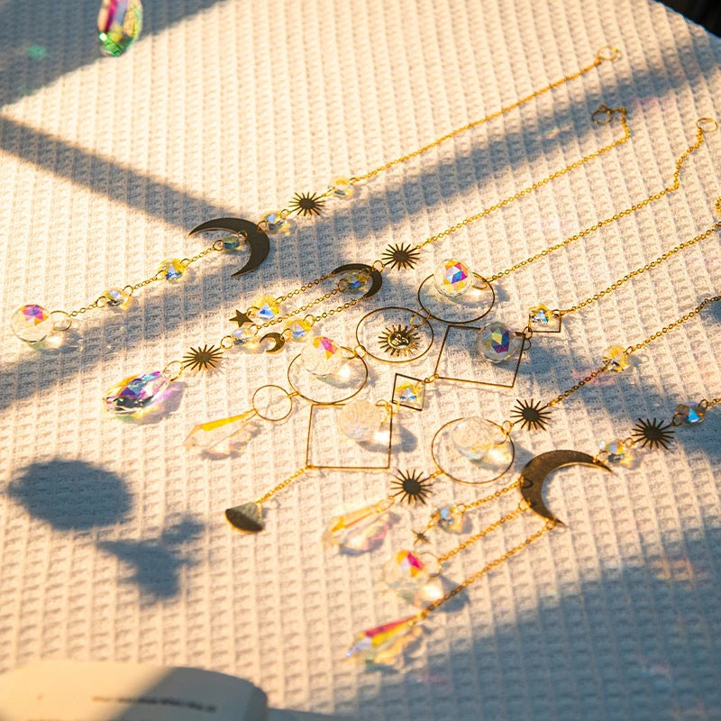 bijoux pendentifs cristal arc ciel boho chic or transparent vintage étoiles lunes motifs géométriques