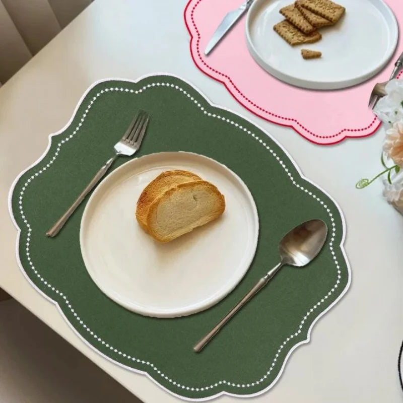 serviettes table rose vert beige scalloped bordure pointillé blanc opaques classiques table manger