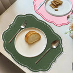 serviettes table rose vert beige scalloped bordure pointillé blanc opaques classiques table manger