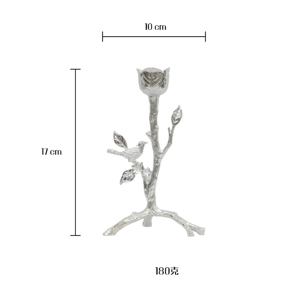 Un chandelier en forme de branche d'arbre avec un oiseau perché dessus, aux dimensions de 10 cm de largeur et 17 cm de hauteur.