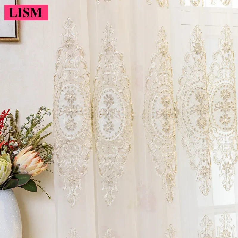 rideau beige clair broderie florale dentelle tulle classique fenêtre salon chambre maison luxe