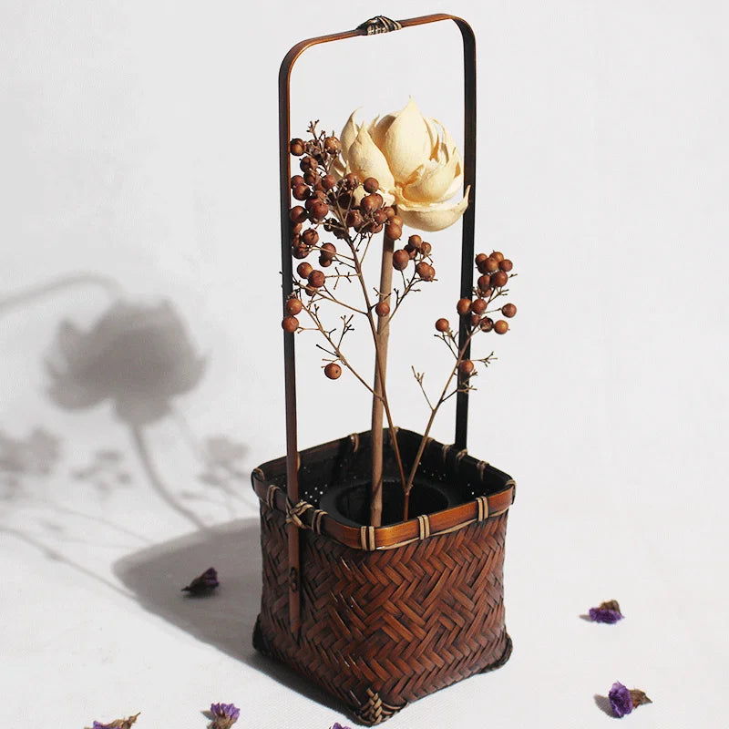 panier osier tressé artisanal vintage rustique marron clair fleur blanche branches séchées baies marron