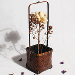 panier osier tressé artisanal vintage rustique marron clair fleur blanche branches séchées baies marron