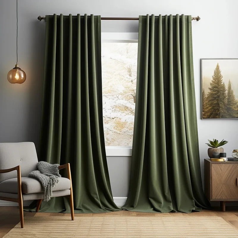 Rideaux de couleur verte installés dans un salon moderne, ornant une grande fenêtre. Ils ajoutent une touche élégante et raffinée à l'espace, complétant le décor avec goût. Leur hauteur et leur drapé créent une ambiance chaleureuse et accueillante, idéale pour un intérieur sophistiqué.