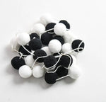 guirlande pompons rose bleu blanc moderne décoration anniversaire enfant velours chambre festive
