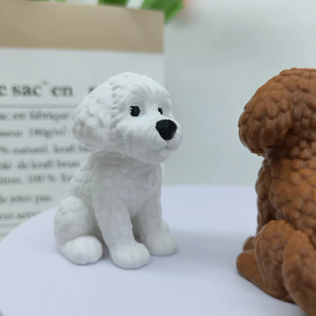 figurines chiens marron blanc réalistes pelucheuses décoration maison moderne statuettes animaux