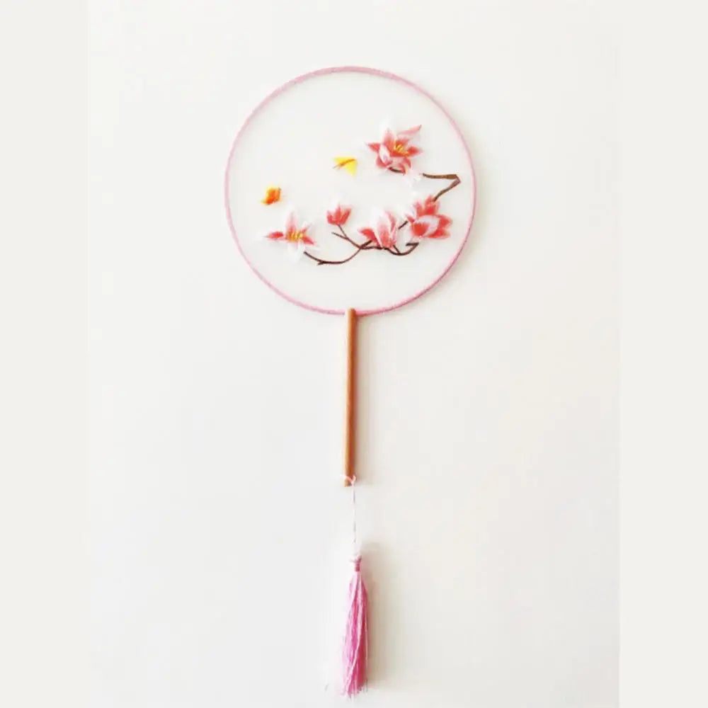 éventail traditionnel artisanal brodé fleurs oiseaux pompon poignée bois couleurs vivesbranches textiles soie bambou