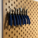 organiseur outils mural blanc noir rouge industriel panneau troué pince tournevis fixations