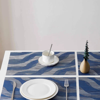 Set de 6 napperons de Noël en vinyle tissé vert sur une table décorée