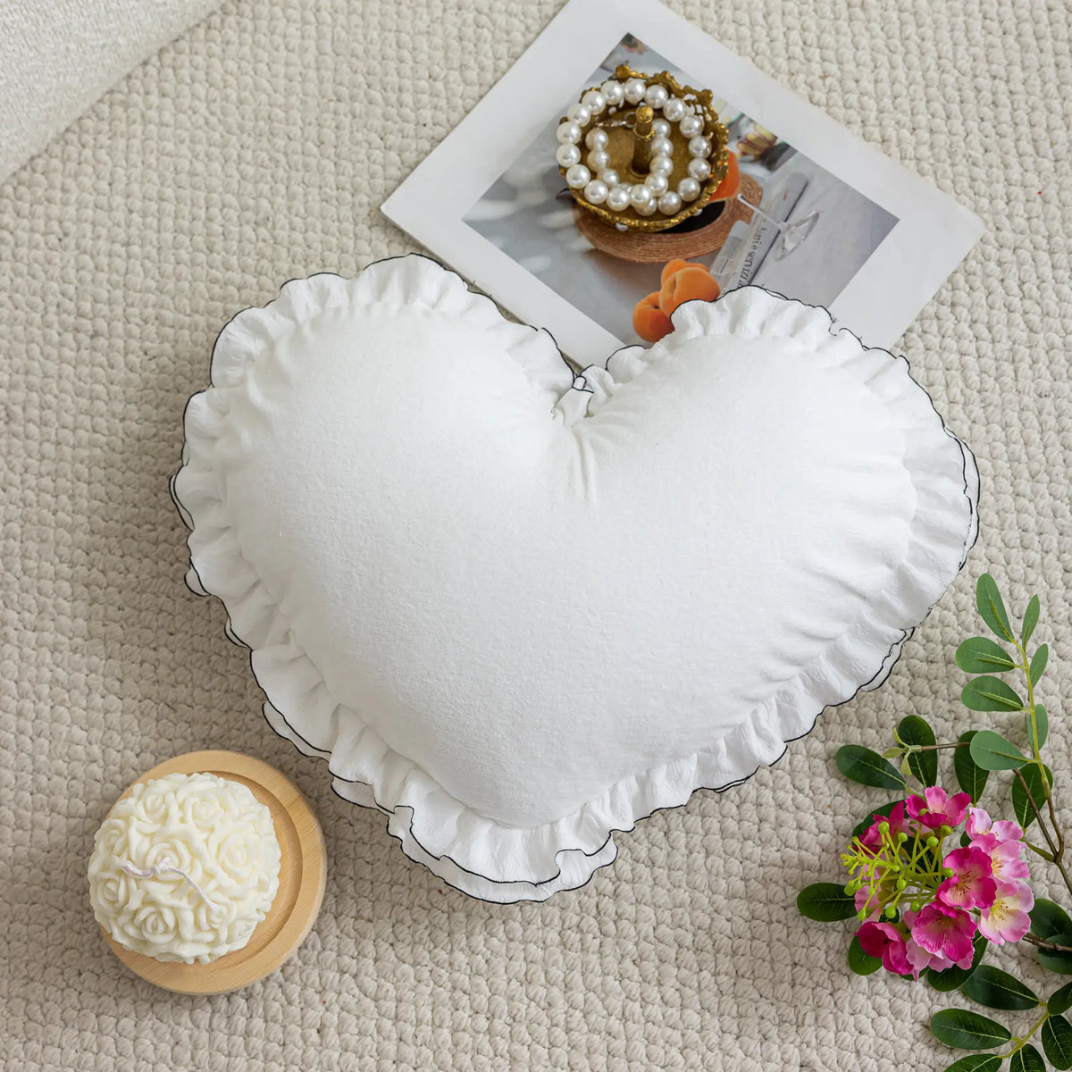 housse coussin dentelle blanche forme cœur carré décoration romantique maison fleurs artificielles photo encadrée