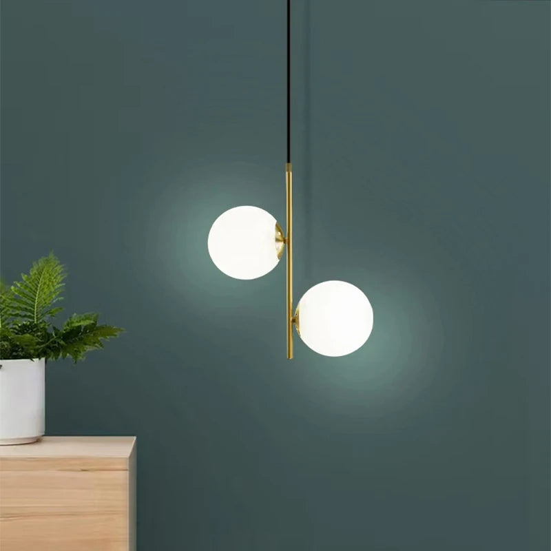 suspension lumineuse moderne sphères translucides barre métallique brillante blanc doré minimaliste chambre salon
