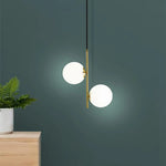 suspension lumineuse moderne sphères translucides barre métallique brillante blanc doré minimaliste chambre salon