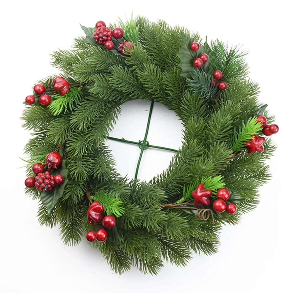 couronnes noel artificielles branches sapin baies rouges cones pin vert foncé traditionnel decoration hiverextérieur