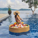 plateau flottant moderne blanc tissé assiettes verres couverts pain fruits théière sucrier