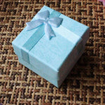 boîtes bijoux papier rouge noir vert rose bleu orange marron ruban satin classique