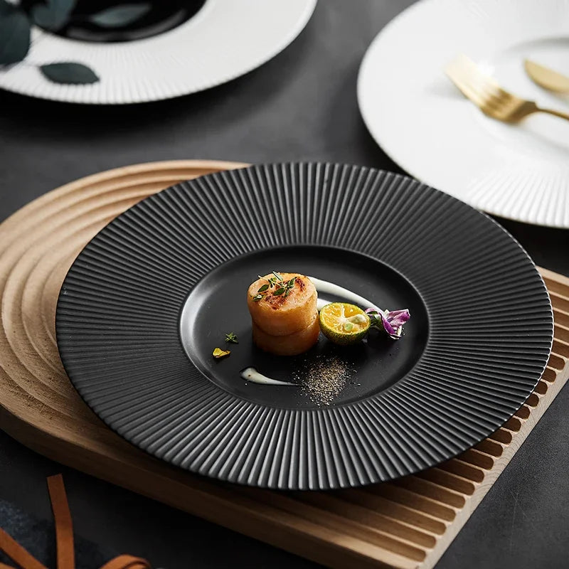 assiettes rondes rayures verticales moderne noir blanc céramique