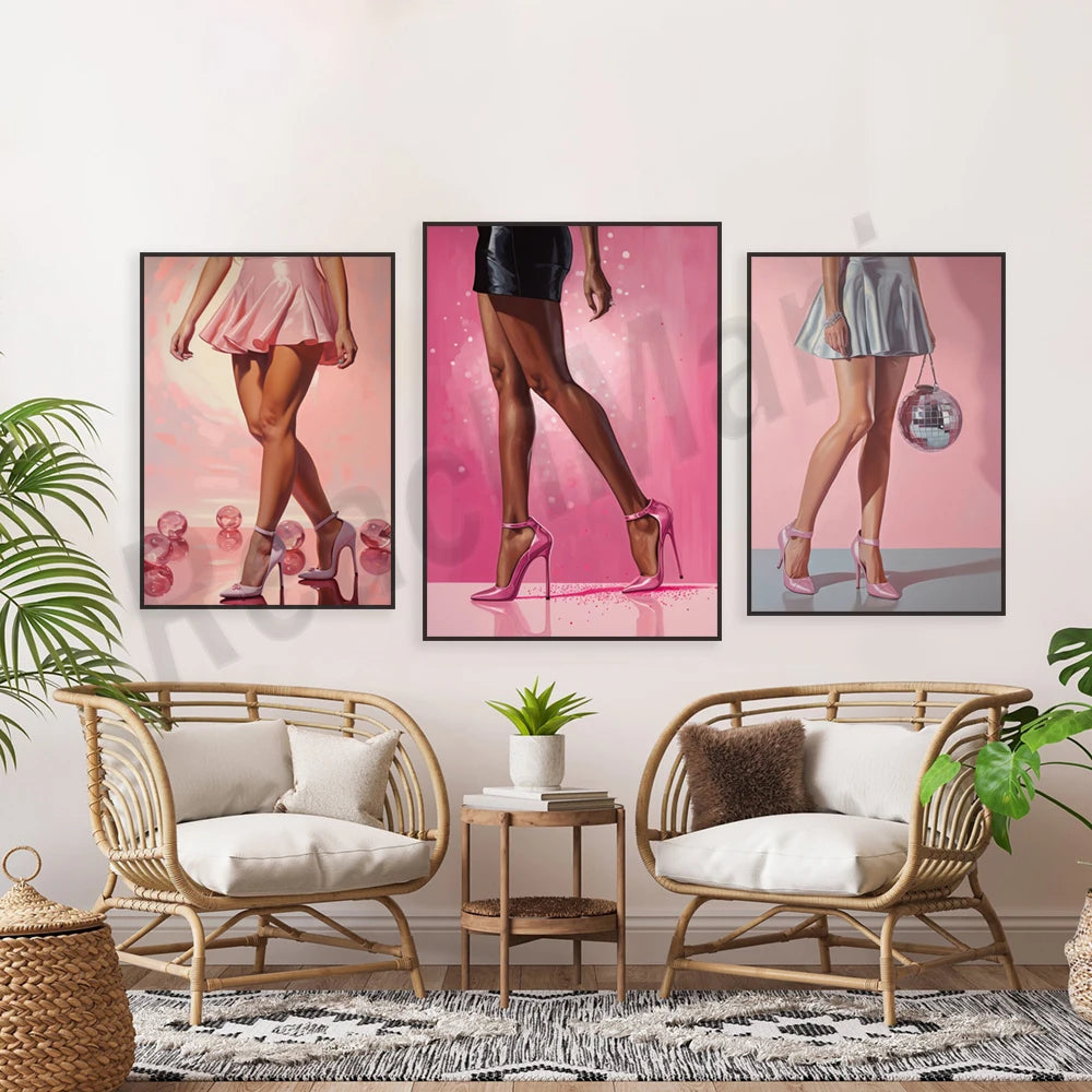 Trois cadres verticaux montrant des jambes féminines dans différentes poses et styles de chaussures, sur fond rose.
