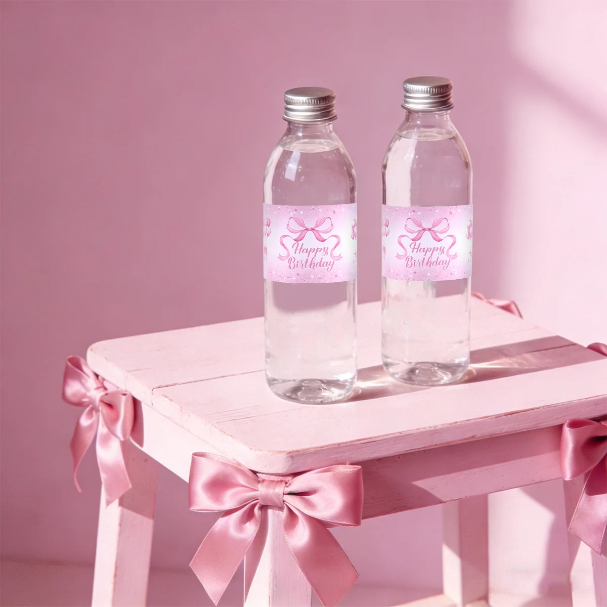 étiquettes autocollantes bouteilles d'eau transparentes motif ballons roses rubans happy birthday points dorés festif