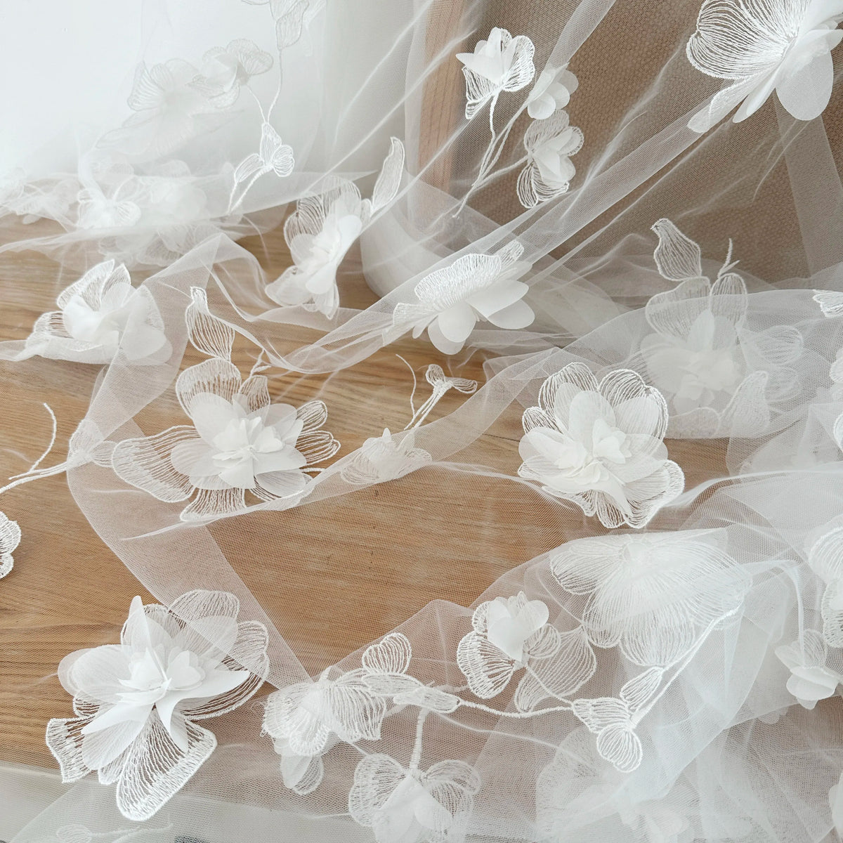 voile mariée tissu dentelle brodée fleurs blanches transparente classique romantique tissu acrylique respirant