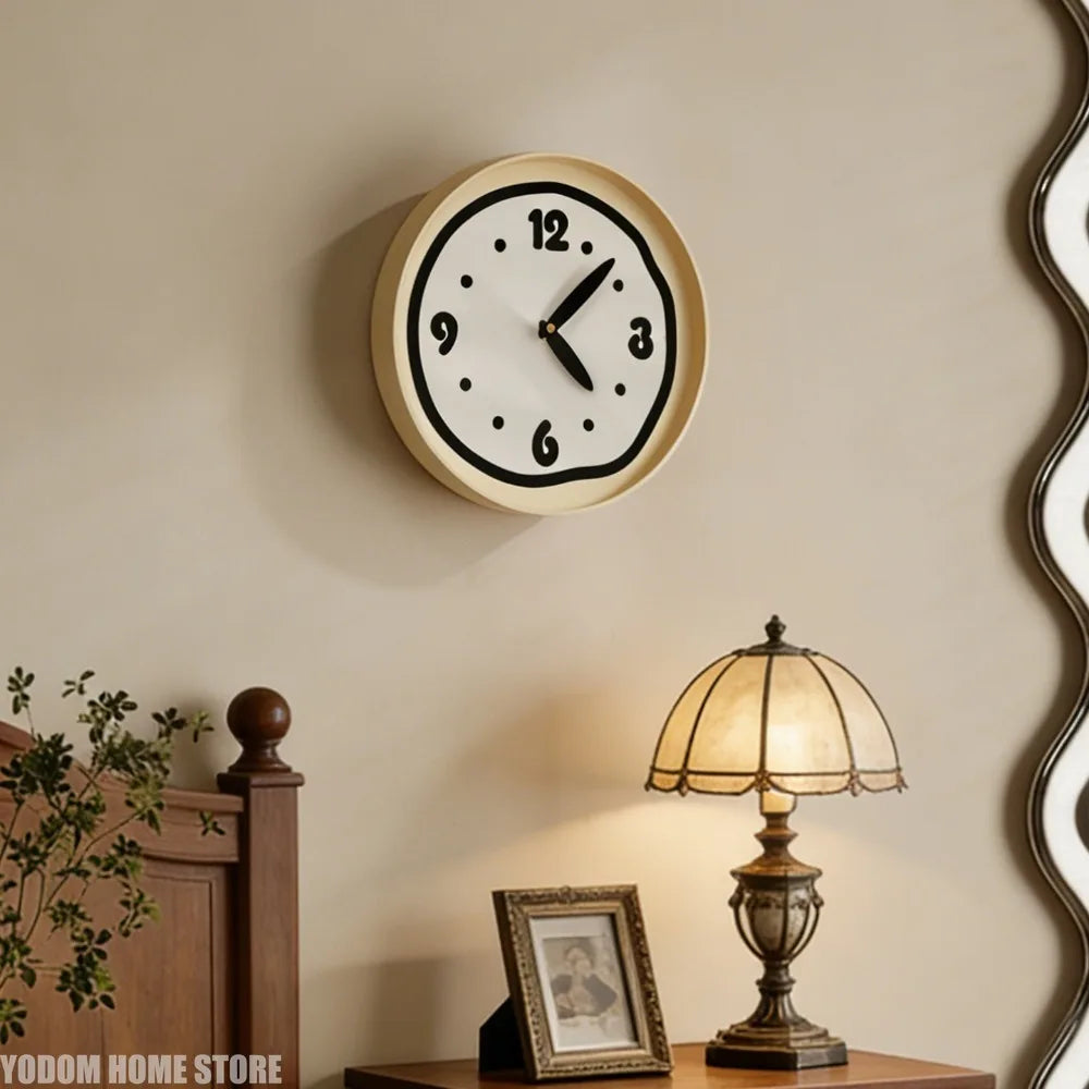 horloge murale moderne minimaliste rouge noir beige clair points texture ondulée fixée mur vintage