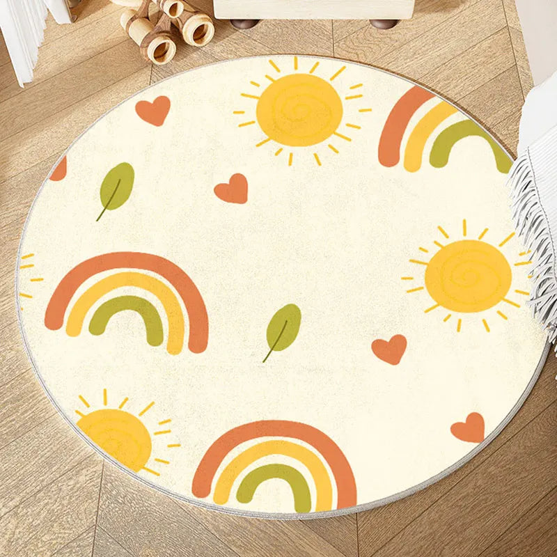 Tapis de sol rond avec des arcs-en-ciel colorés, des feuilles et des soleils lumineux, dans des tons chauds, créant une ambiance joyeuse et ensoleillée.