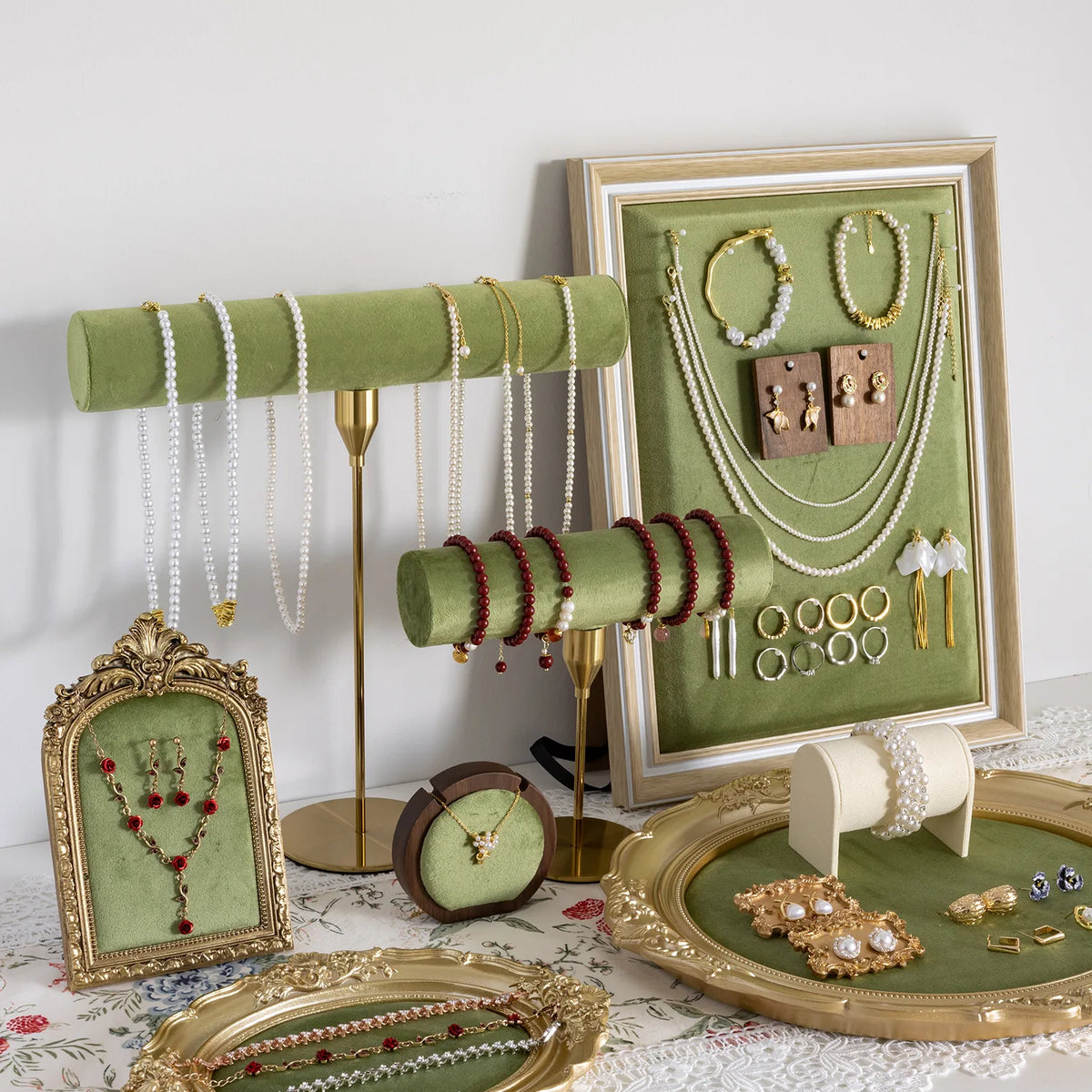 porte bijoux velours vert cadre doré classique colliers bracelets boucles d'oreilles bagues pendentifs vintage