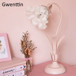 Détail du design floral de la lampe de chevet rose