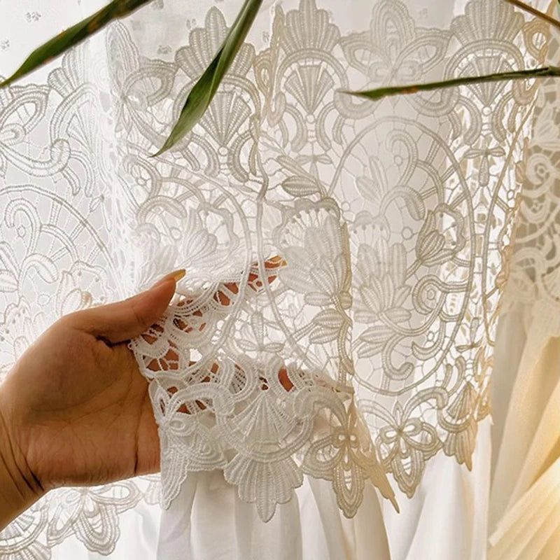 Voilage élégant avec motif floral délicat, idéal pour ajouter une touche de raffinement à votre décoration intérieure. Ses motifs ajourés laissent passer la lumière tout en préservant l'intimité. Parfait pour un salon ou une chambre à coucher moderne. Facile à entretenir et à installer, ce voilage est un choix de décoration intemporel.