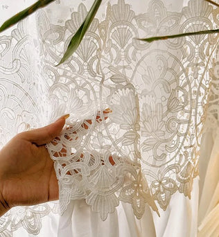 Voilage élégant avec motif floral délicat, idéal pour ajouter une touche de raffinement à votre décoration intérieure. Ses motifs ajourés laissent passer la lumière tout en préservant l'intimité. Parfait pour un salon ou une chambre à coucher moderne. Facile à entretenir et à installer, ce voilage est un choix de décoration intemporel.