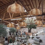 suspension lumineuse rotin tissée main boho rustique naturelle salon cuisine maison d'hôtes