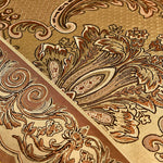 Superbe motif floral aux teintes chaudes, composé de détails décoratifs élégants et de formes ornementales complexes, créant une texture riche et luxueuse.