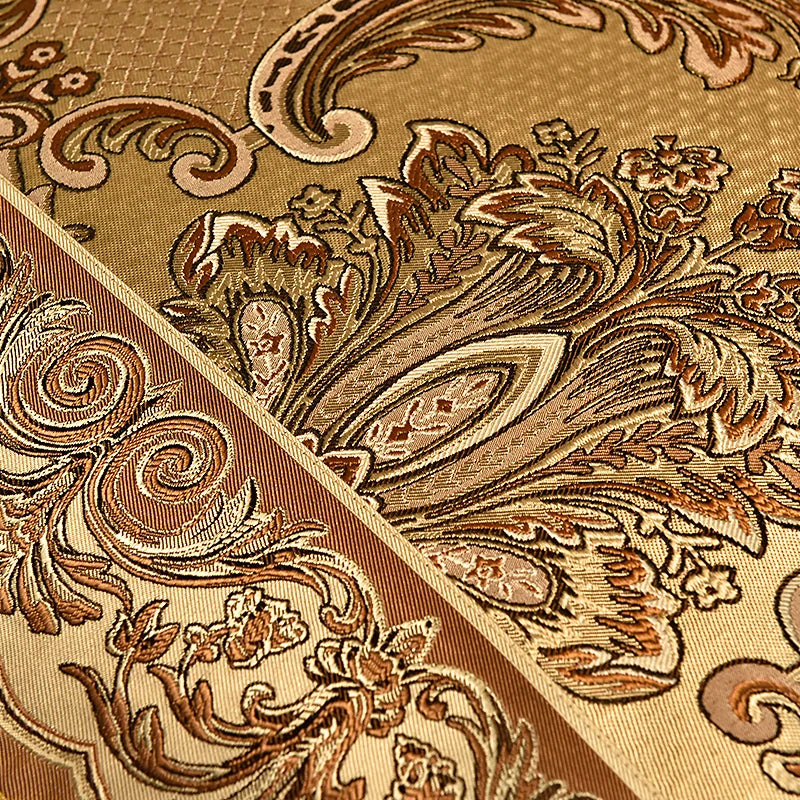 Superbe motif floral aux teintes chaudes, composé de détails décoratifs élégants et de formes ornementales complexes, créant une texture riche et luxueuse.
